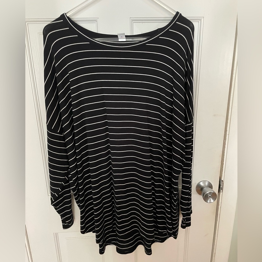Old navy woman’s XXL luxe long sleeve tunic tee. Black and white striped.